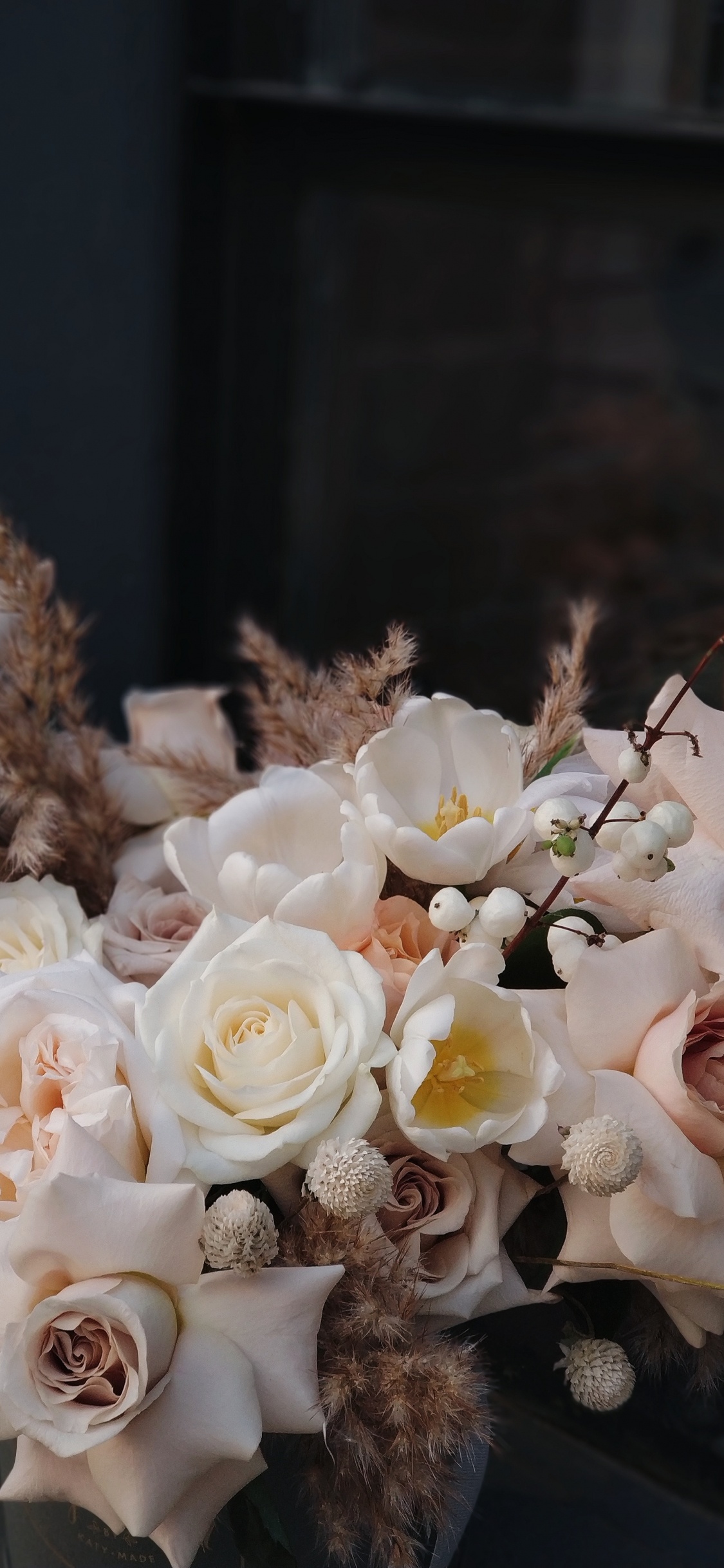 White Roses in Tilt Shift Lens. Wallpaper in 1125x2436 Resolution