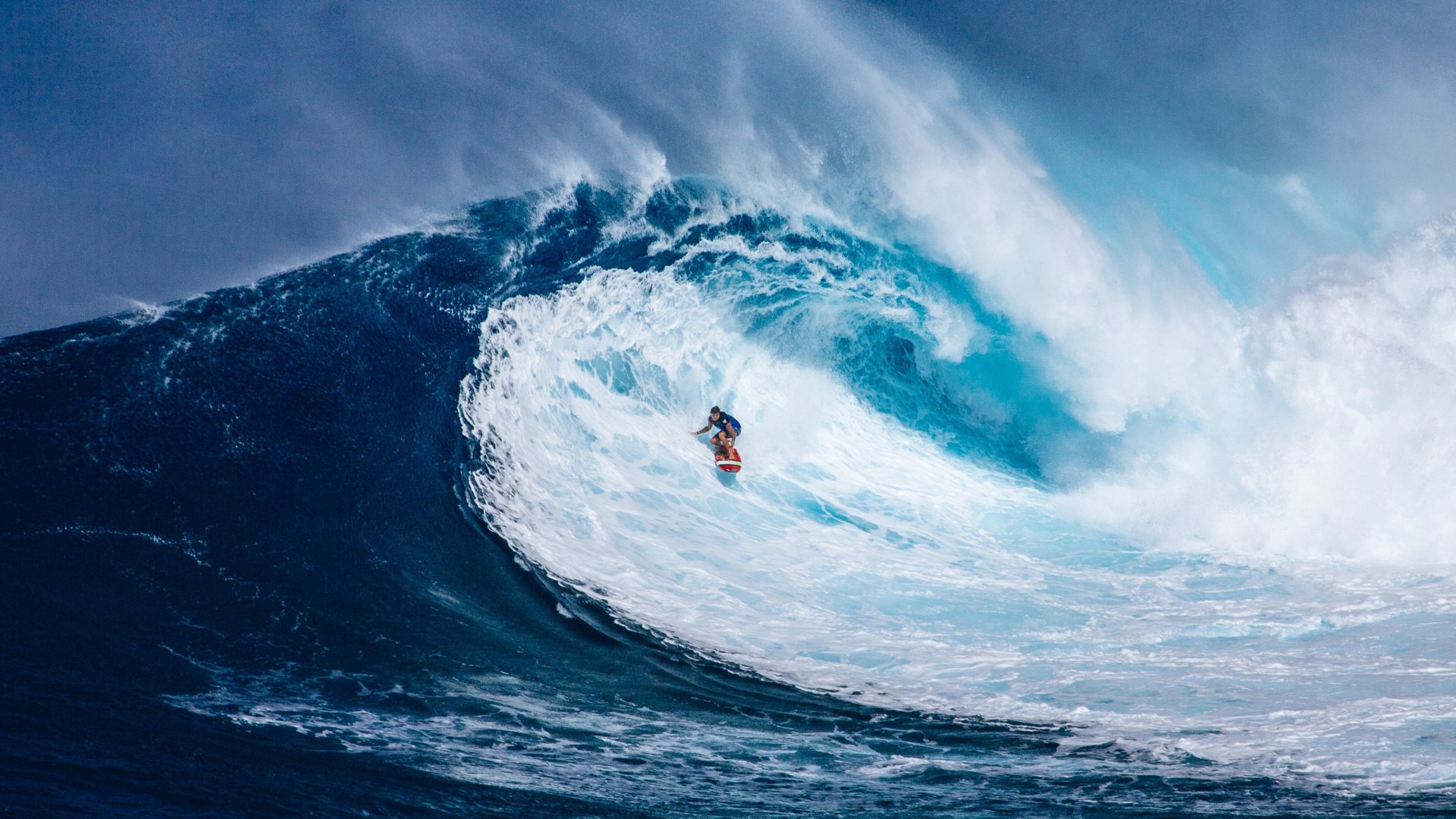 Homme Surfant Sur Les Vagues de la Mer Sous Les Nuages Blancs et le Ciel Bleu Pendant la Journée. Wallpaper in 1920x1080 Resolution