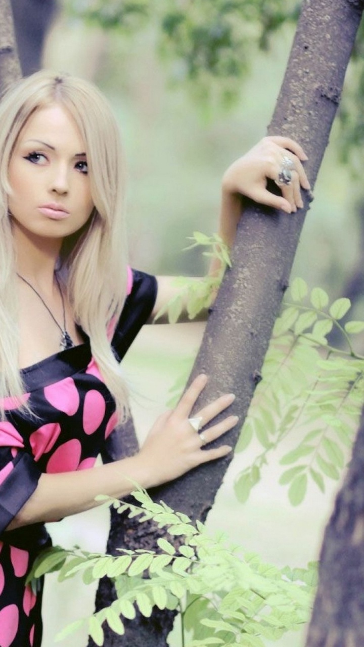 Blonde, Pink, Kleidung, Braune Haare, Lange Haare. Wallpaper in 720x1280 Resolution