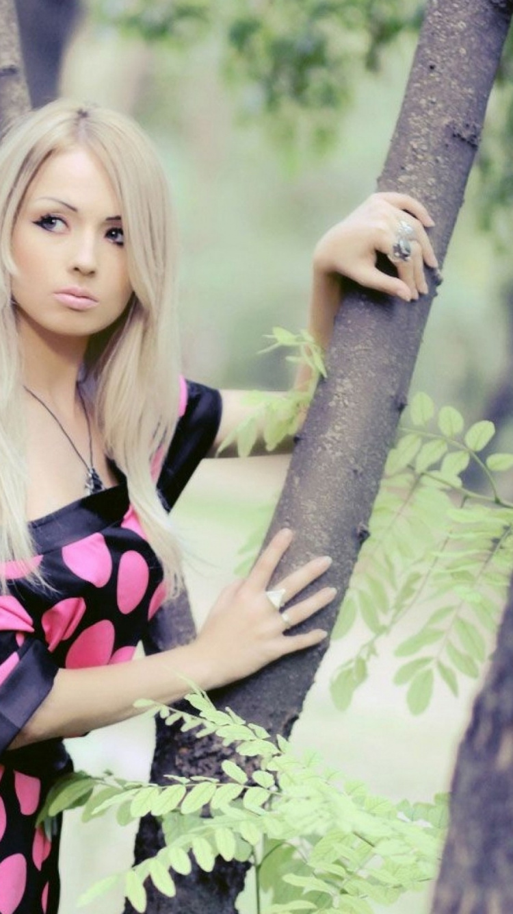 Blonde, Pink, Kleidung, Braune Haare, Lange Haare. Wallpaper in 750x1334 Resolution