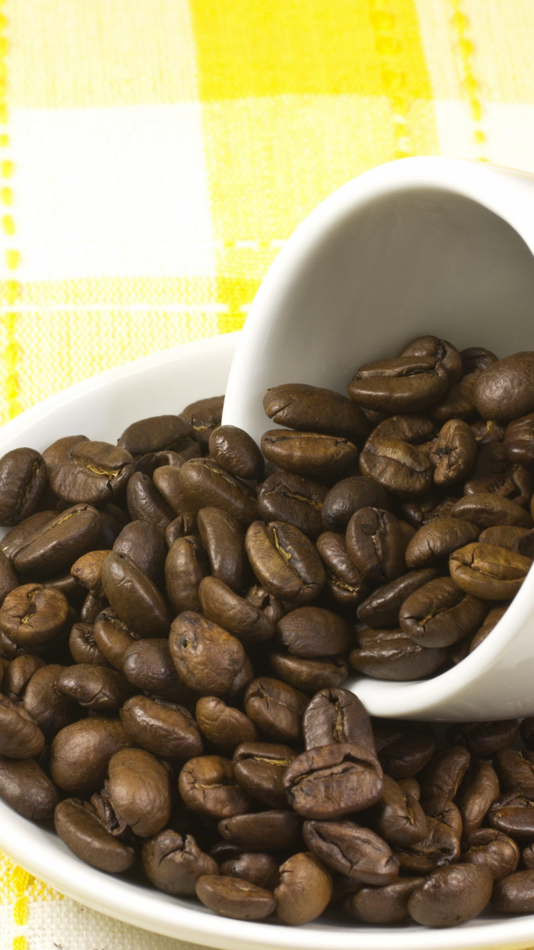 Grains de Café Sur Une Tasse en Céramique Blanche. Wallpaper in 750x1334 Resolution