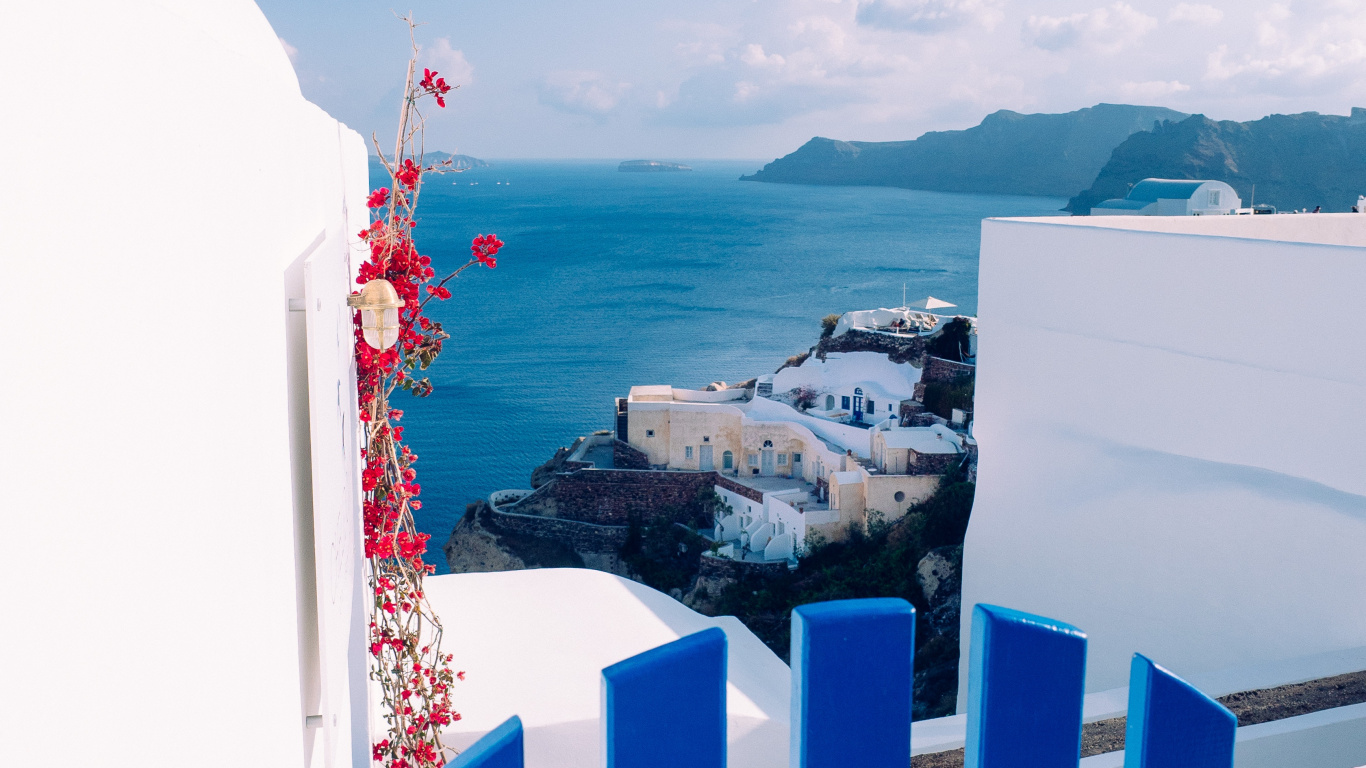 White and Blue Building Near Body of Water During Daytime. Wallpaper in 1366x768 Resolution