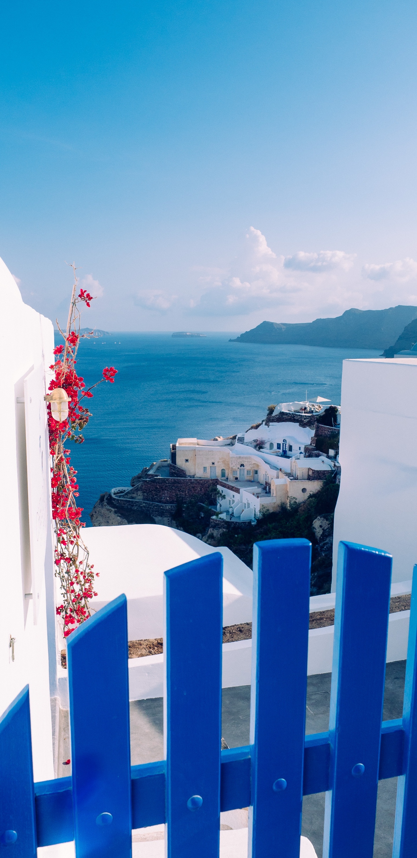 White and Blue Building Near Body of Water During Daytime. Wallpaper in 1440x2960 Resolution