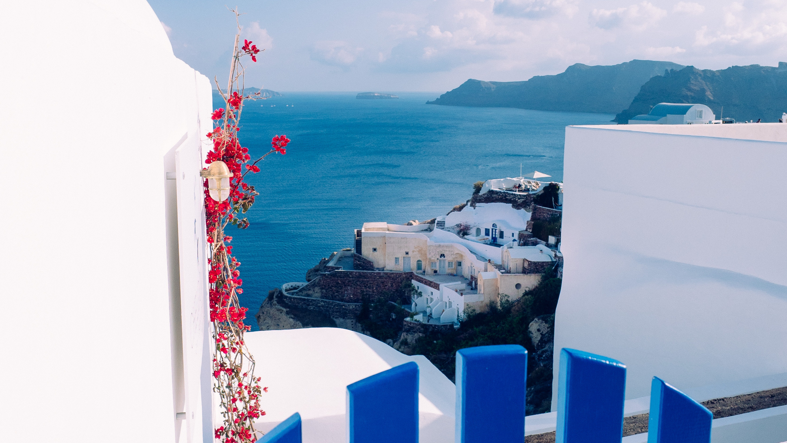 White and Blue Building Near Body of Water During Daytime. Wallpaper in 2560x1440 Resolution
