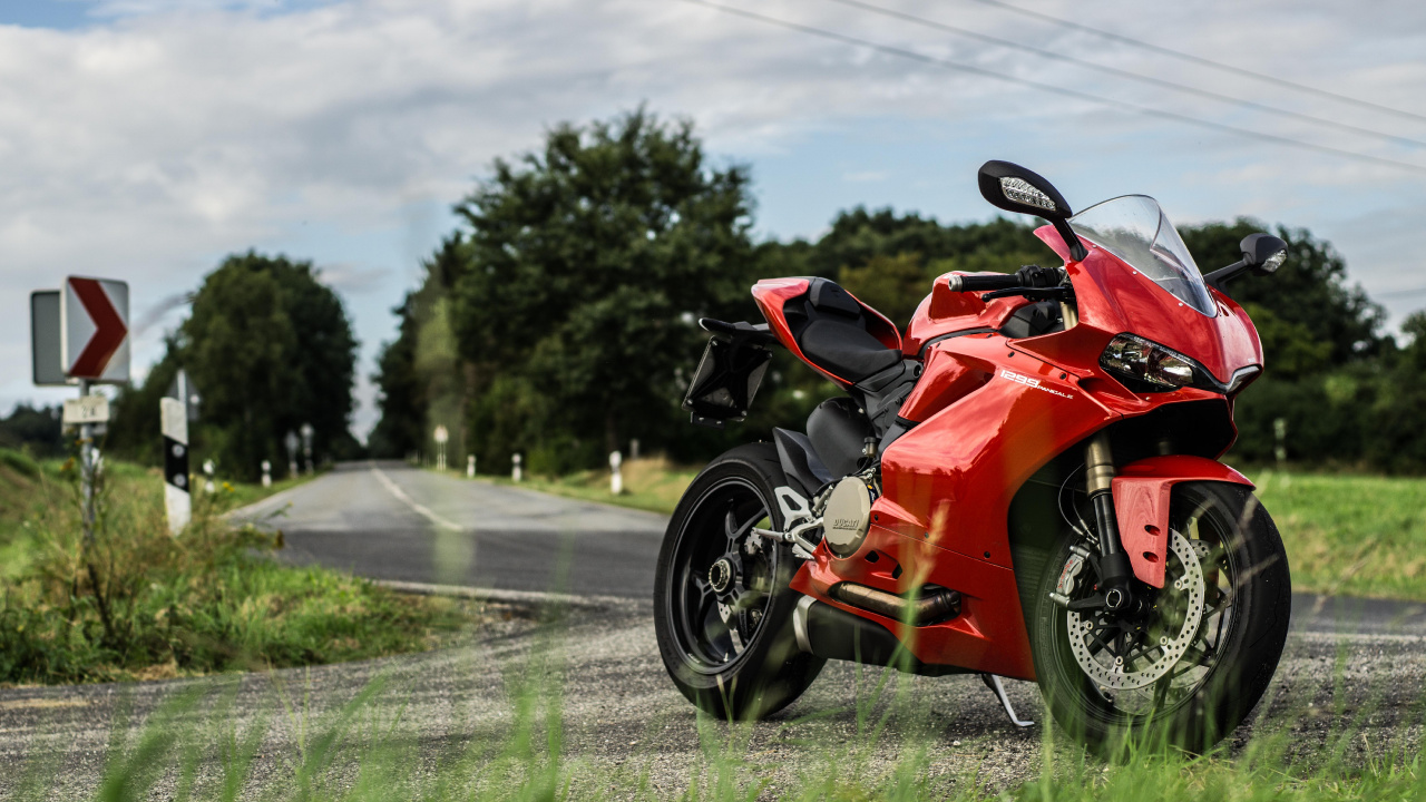 Red and Black Sports Bike on Road During Daytime. Wallpaper in 1280x720 Resolution