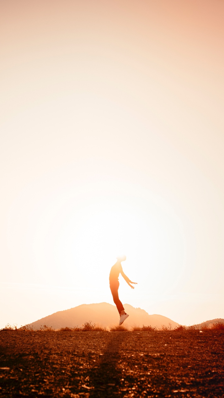 Person, Die Tagsüber Auf Braunem Felsen Steht. Wallpaper in 720x1280 Resolution