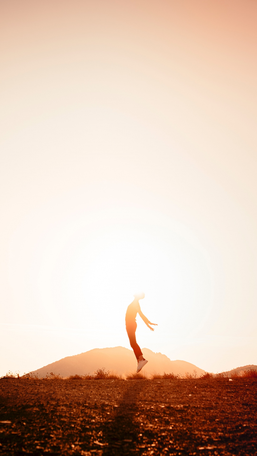 Personne Debout Sur la Roche Brune Pendant la Journée. Wallpaper in 1080x1920 Resolution