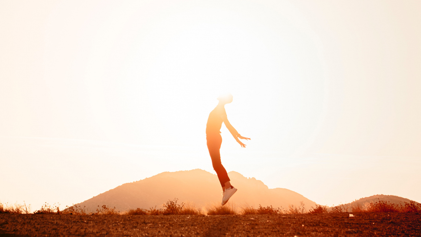 Personne Debout Sur la Roche Brune Pendant la Journée. Wallpaper in 1366x768 Resolution