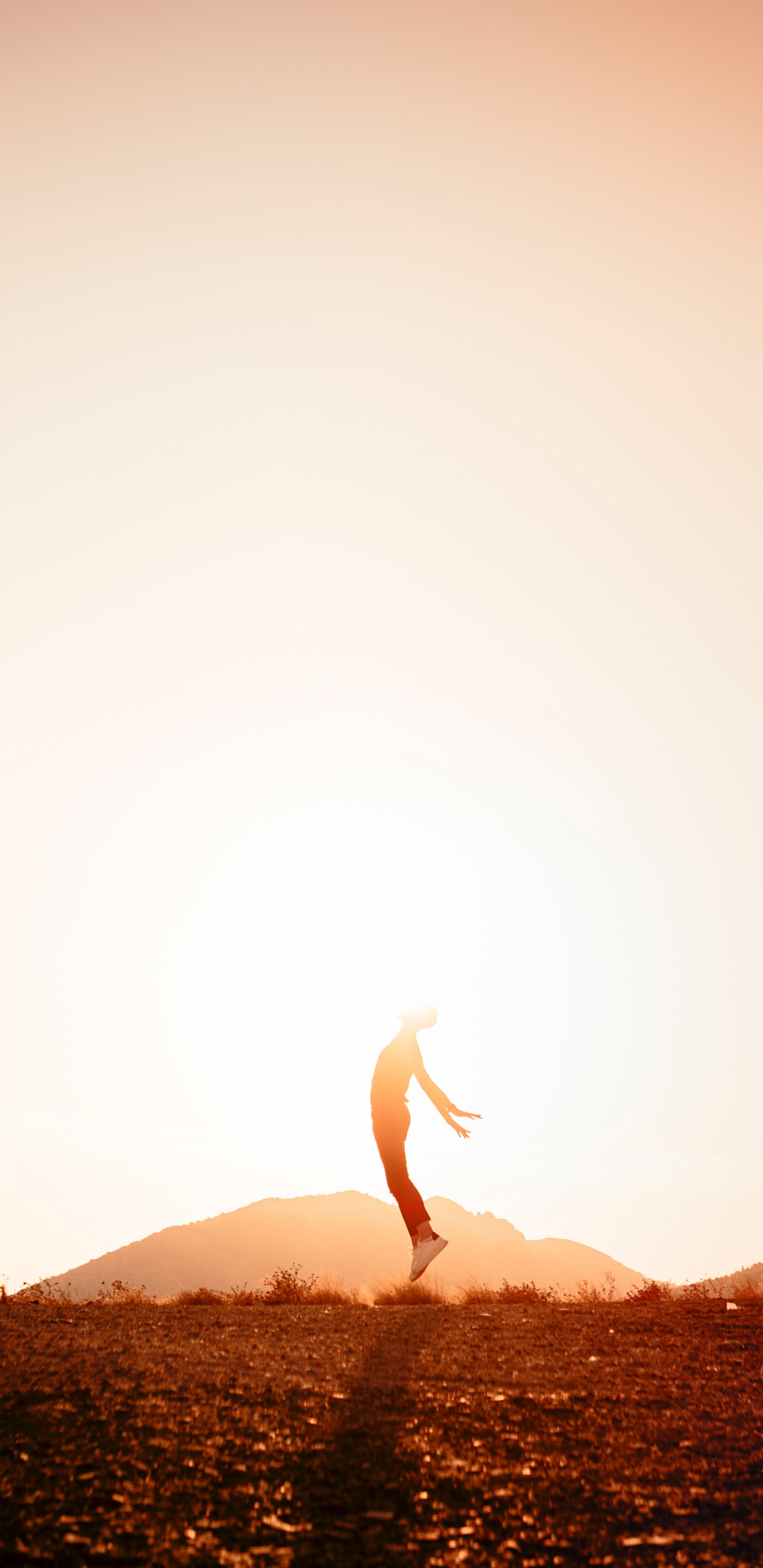 Personne Debout Sur la Roche Brune Pendant la Journée. Wallpaper in 1440x2960 Resolution