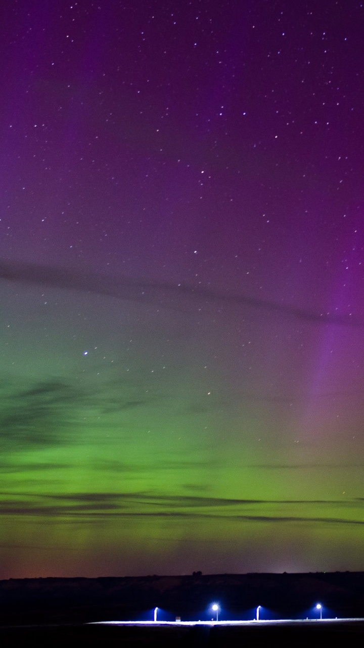 Lumières Bleues et Blanches Sur un Ciel Noir. Wallpaper in 720x1280 Resolution