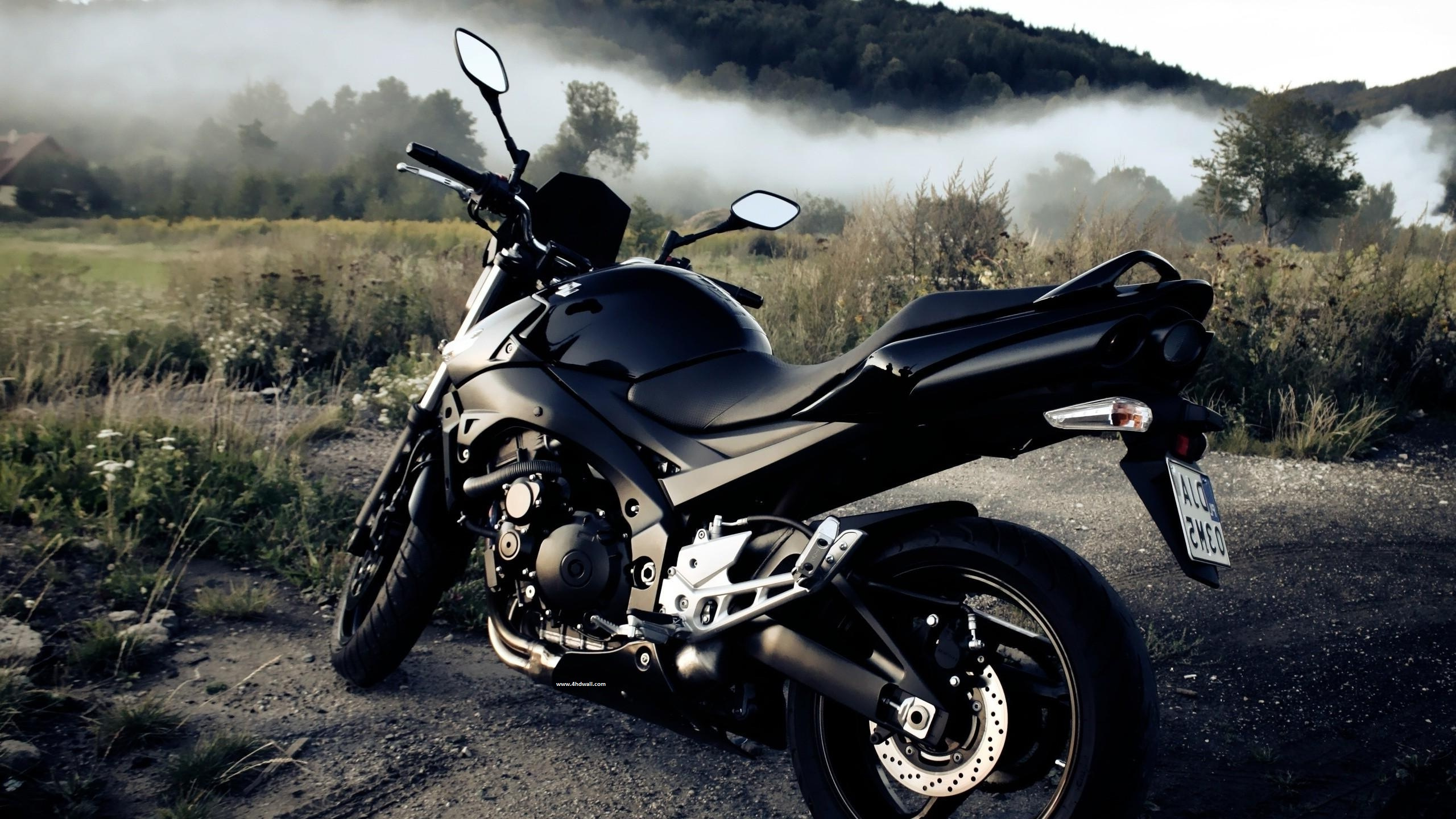 Black and Silver Sports Bike on Gray Asphalt Road. Wallpaper in 2560x1440 Resolution