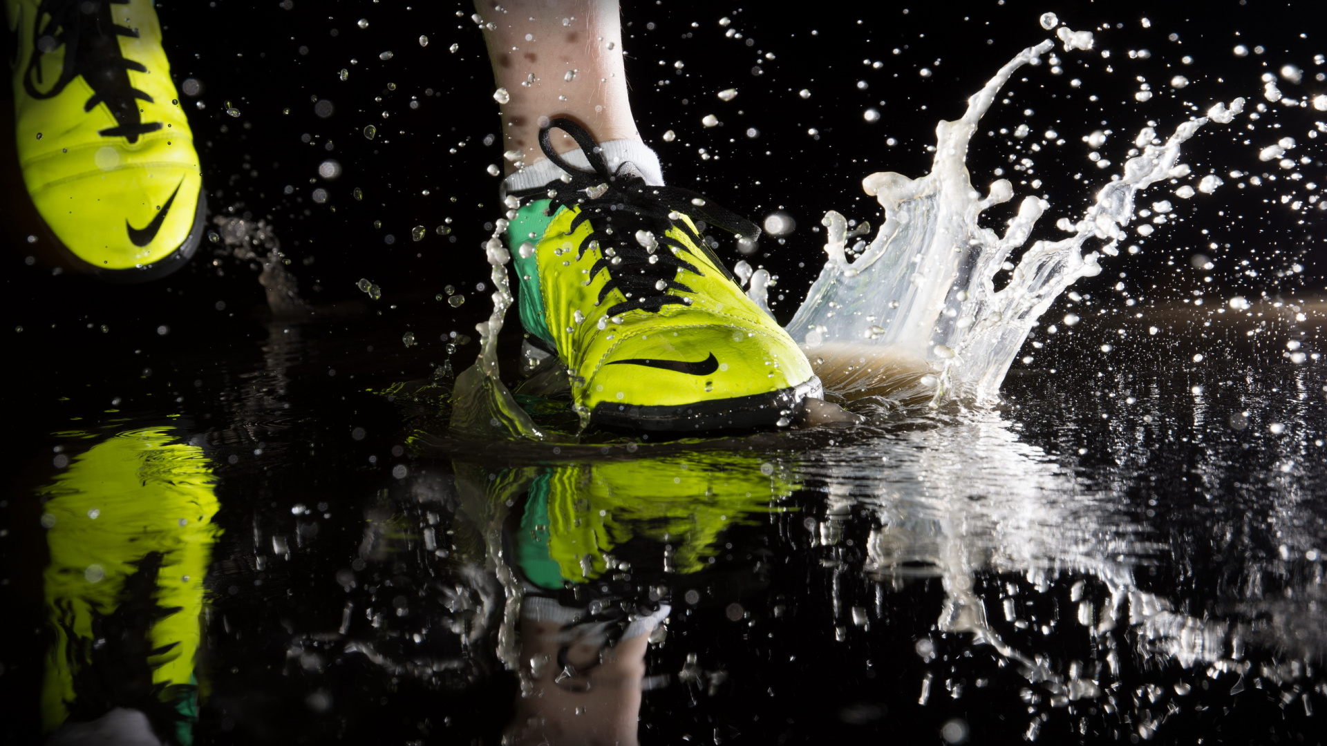 Person in Grünen Und Schwarzen Nike-Sportschuhen Auf Dem Wasser. Wallpaper in 1920x1080 Resolution