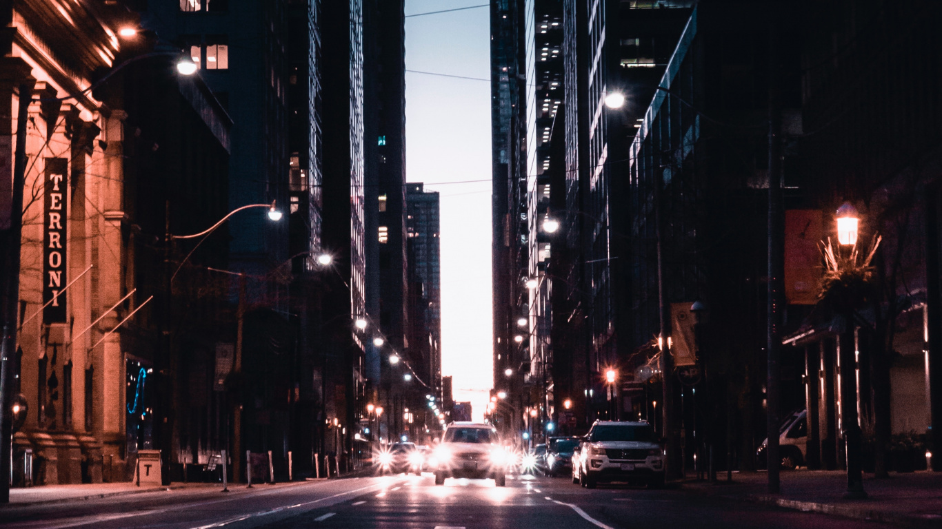 Personnes Marchant Dans la Rue Pendant la Nuit. Wallpaper in 1366x768 Resolution