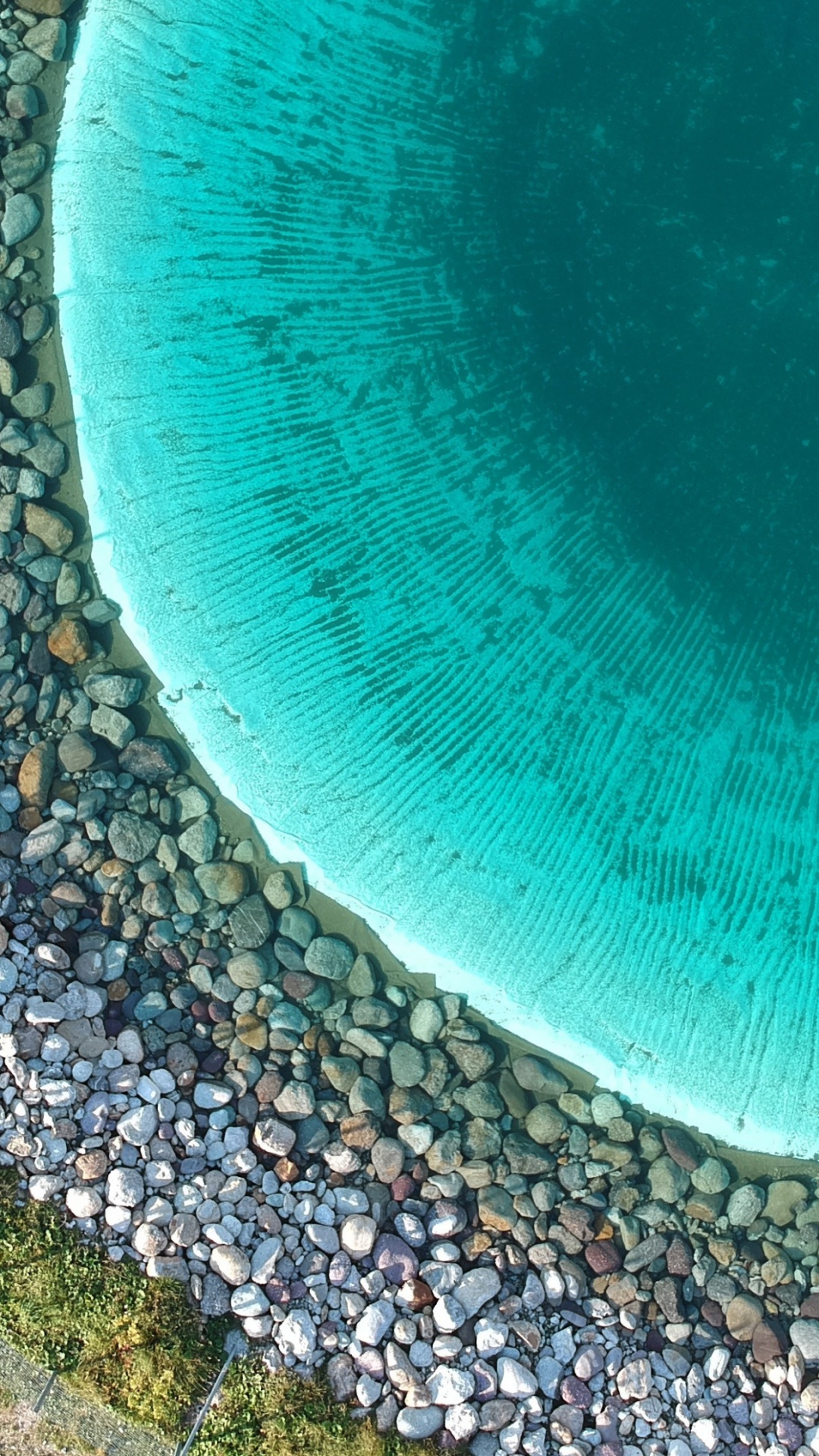 Eau, Azure, Environnement Naturel, Asphalt, Cercle. Wallpaper in 1080x1920 Resolution