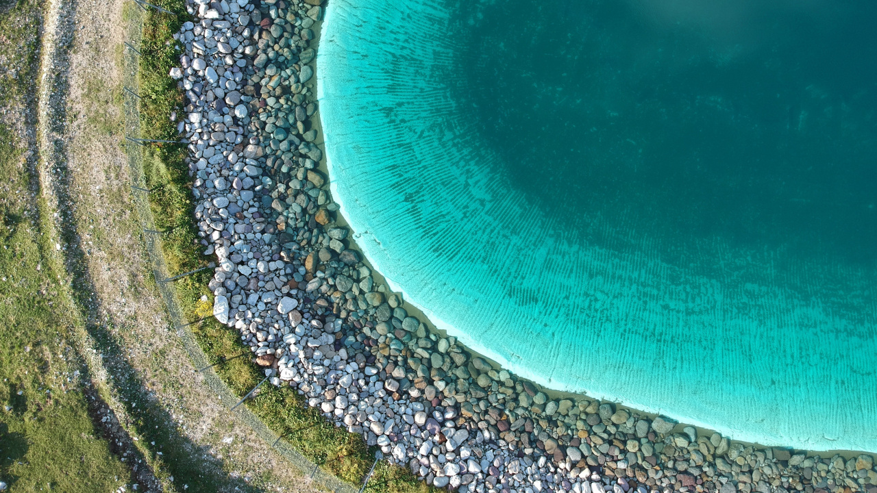 Wasser, Azure, Natürlichen Umgebung, Asphalt, Gras. Wallpaper in 1280x720 Resolution