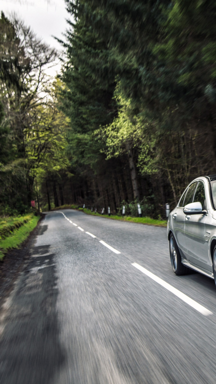 Schwarzes Mercedes Benz Coupé Tagsüber Unterwegs. Wallpaper in 750x1334 Resolution