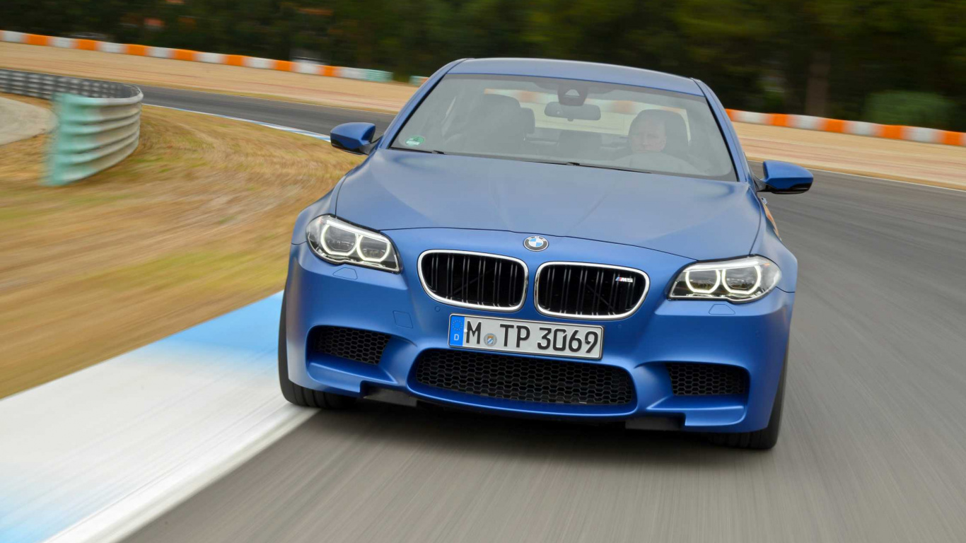 Blauer Bmw m 3 Unterwegs. Wallpaper in 1366x768 Resolution