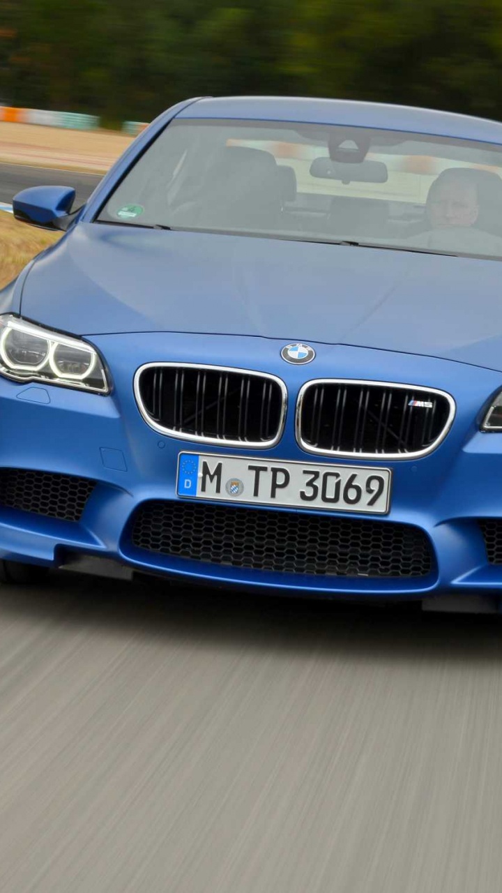 Blauer Bmw m 3 Unterwegs. Wallpaper in 720x1280 Resolution