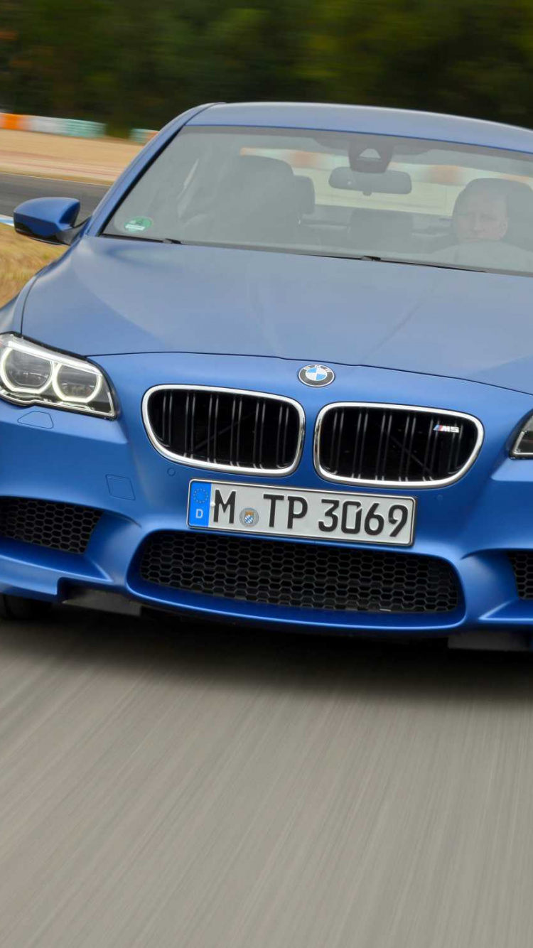 Blauer Bmw m 3 Unterwegs. Wallpaper in 750x1334 Resolution