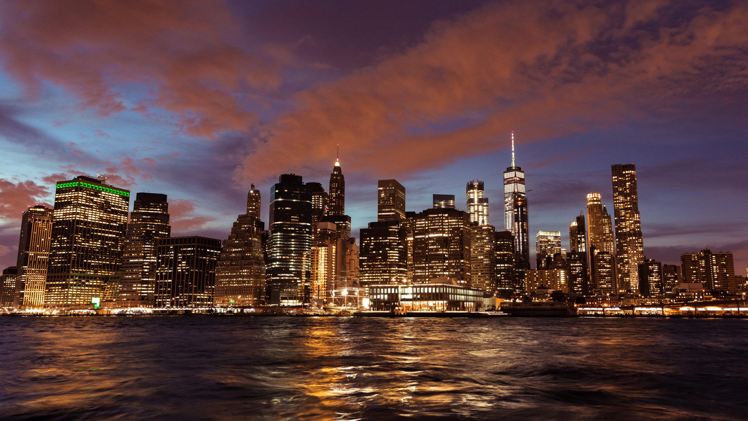 Horizon de la Ville Pendant la Nuit. Wallpaper in 2560x1440 Resolution