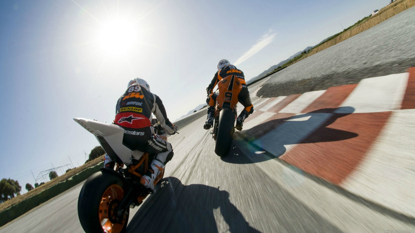 Mann in Orange-weißer Jacke, Der Auf Einem Weiß-orangefarbenen Motocross-Dirtbike Fährt. Wallpaper in 1366x768 Resolution