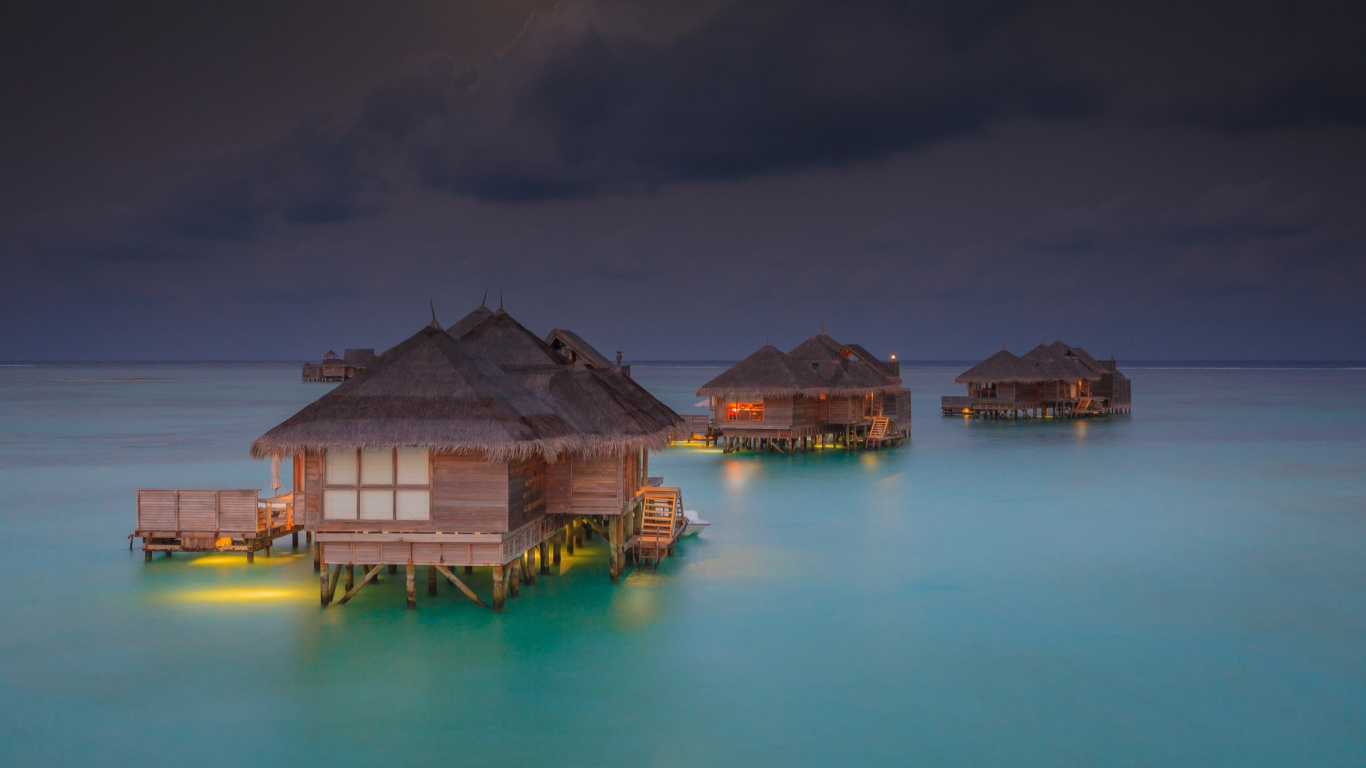 Casa de Madera Marrón en el Cuerpo de Agua Durante la Noche. Wallpaper in 1366x768 Resolution