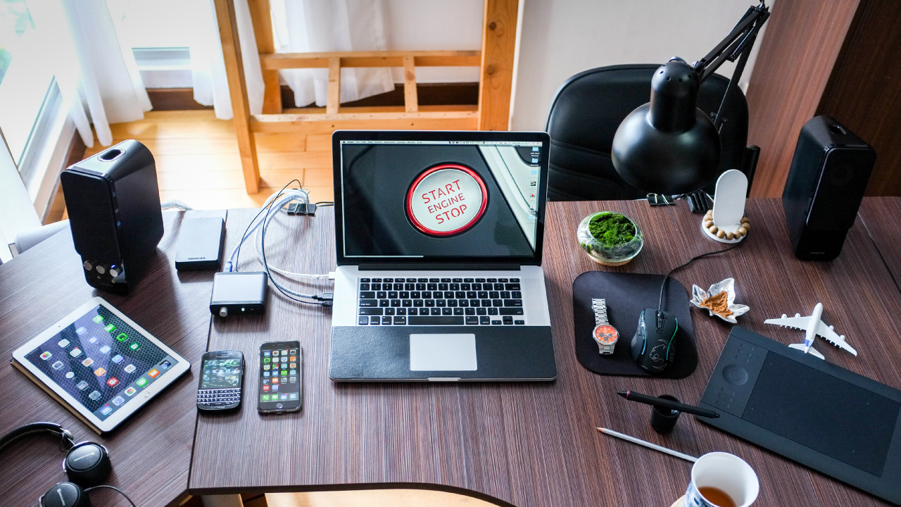 Macbook Pro on Brown Wooden Table. Wallpaper in 1280x720 Resolution