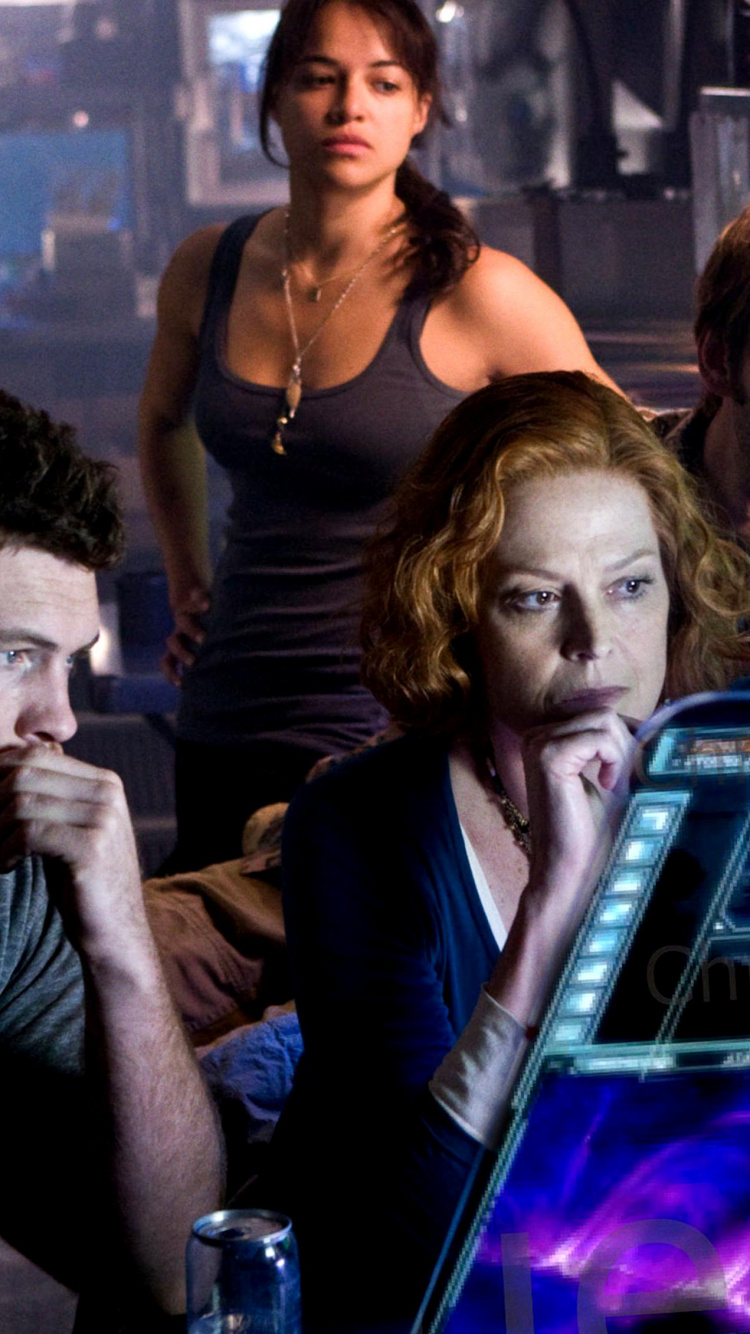 Homme en Veste de Costume Noir Embrassant Une Femme en Robe Sans Manches Bleue. Wallpaper in 750x1334 Resolution