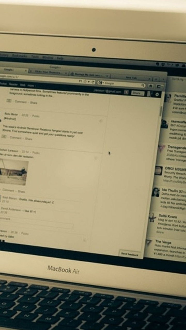 Macbook Air Sur Tableau Blanc. Wallpaper in 720x1280 Resolution