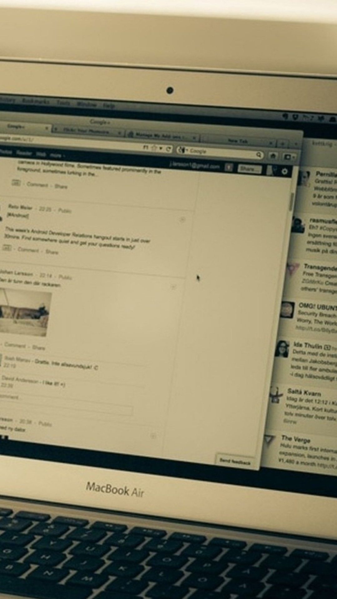 Macbook Air en Mesa Blanca. Wallpaper in 1080x1920 Resolution