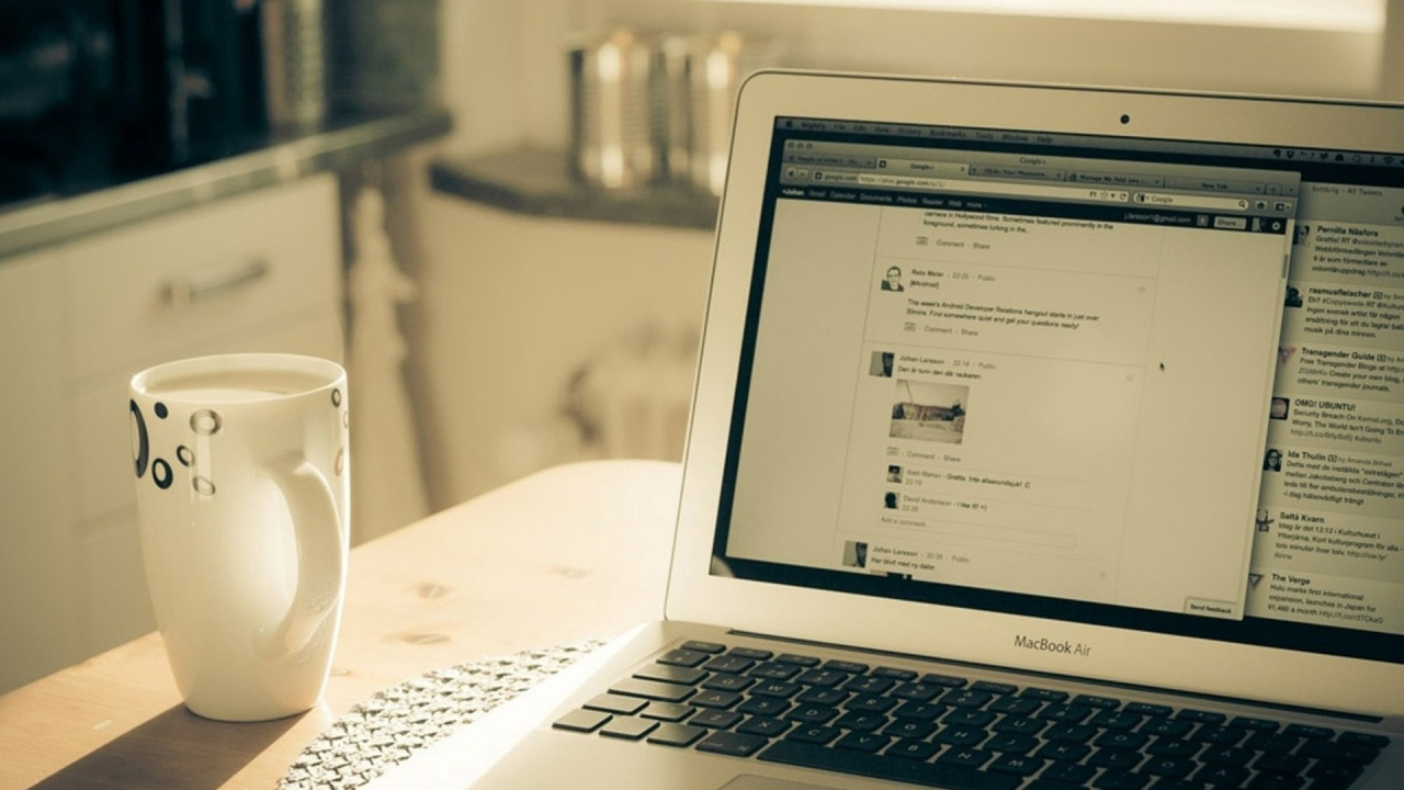 Macbook Air en Mesa Blanca. Wallpaper in 1280x720 Resolution