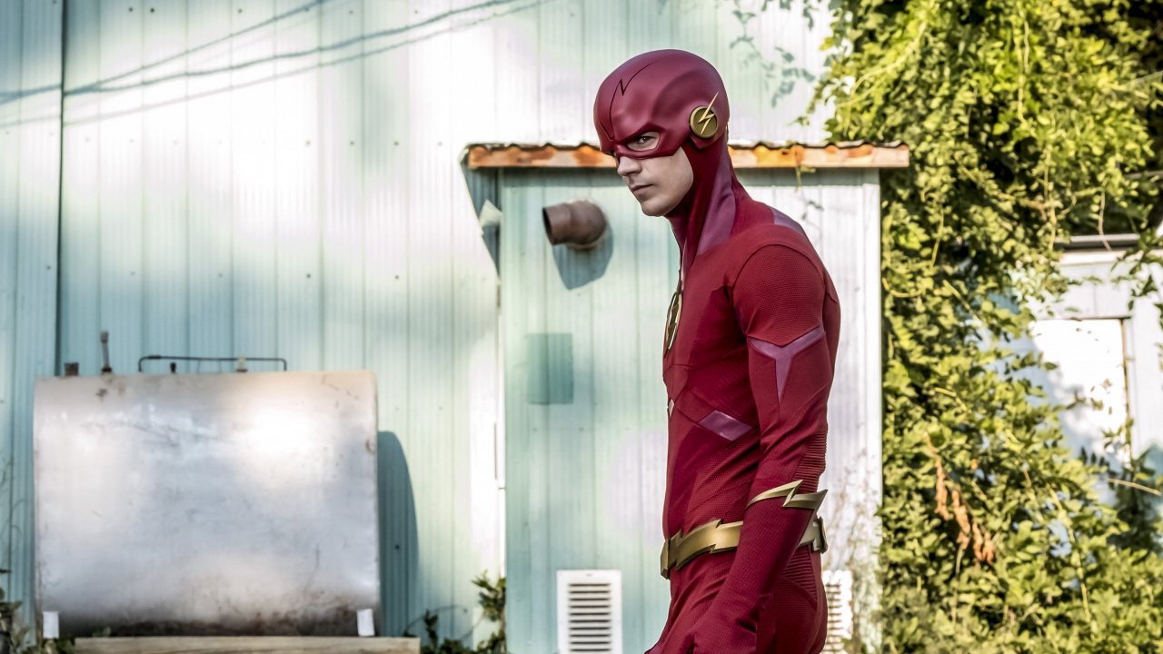 Hombre de Traje Rojo Con Máscara Roja Sentado en un Banco de Madera Marrón. Wallpaper in 1280x720 Resolution