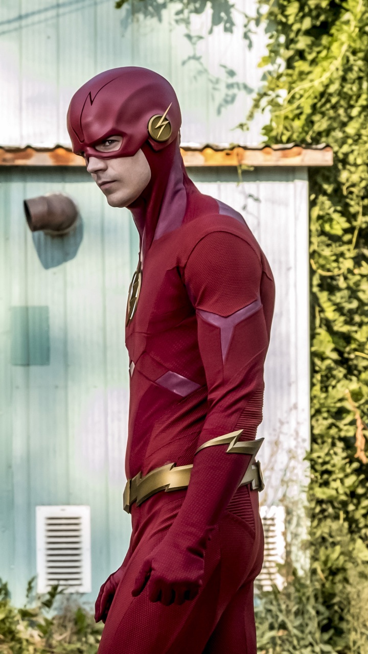 Mann im Roten Anzug Mit Roter Maske Sitzt Auf Brauner Holzbank. Wallpaper in 720x1280 Resolution