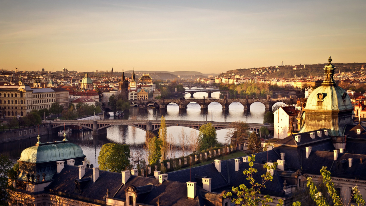 Puente de Hormigón Marrón Sobre el Río Durante el Día. Wallpaper in 1280x720 Resolution