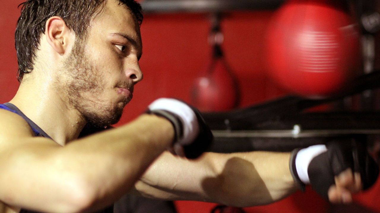 Hombre en Camisa Blanca y Negra. Wallpaper in 1280x720 Resolution