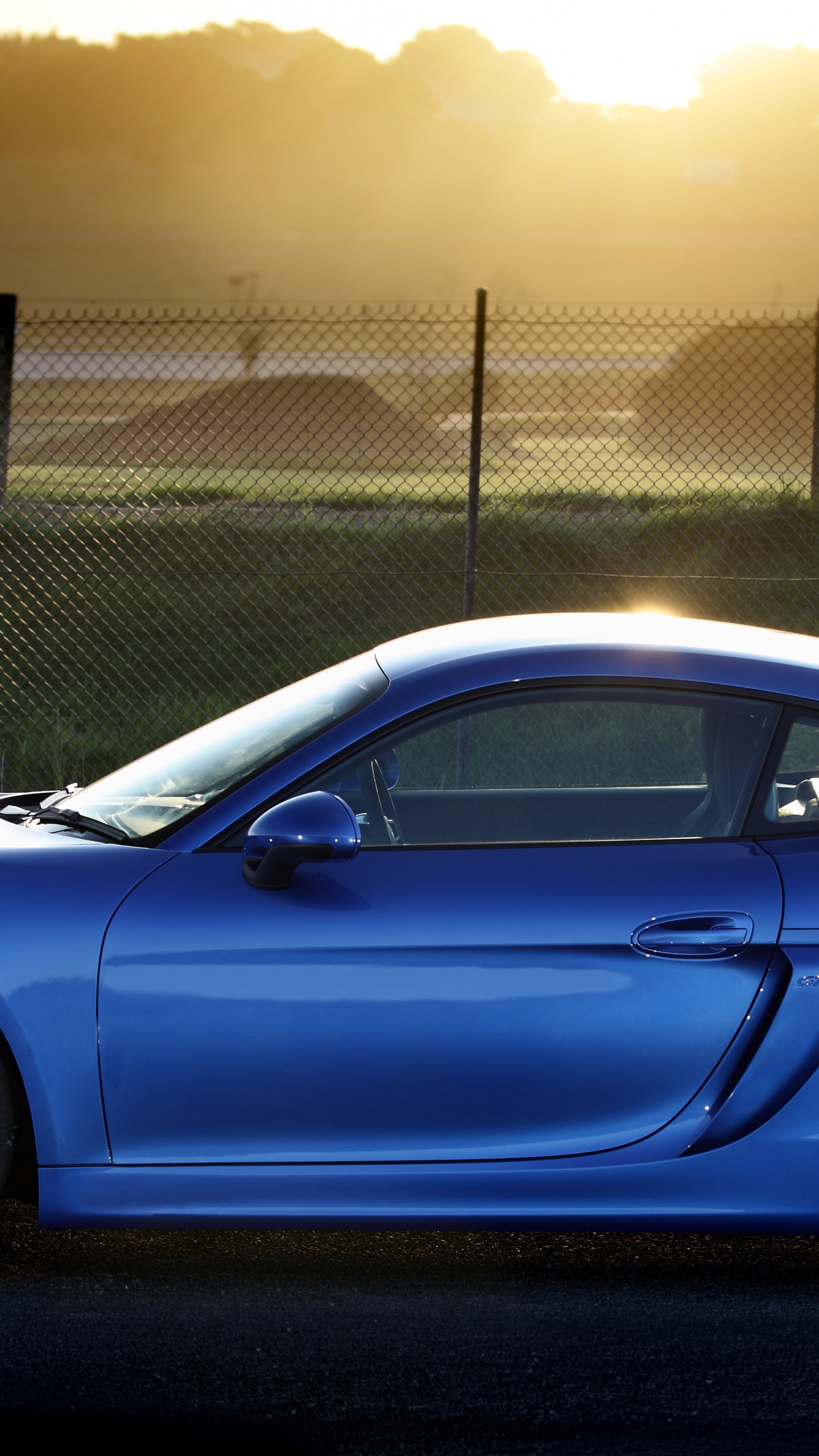 Porsche 911 Azul Estacionado Cerca de la Valla de Metal Gris Durante el Día. Wallpaper in 1440x2560 Resolution