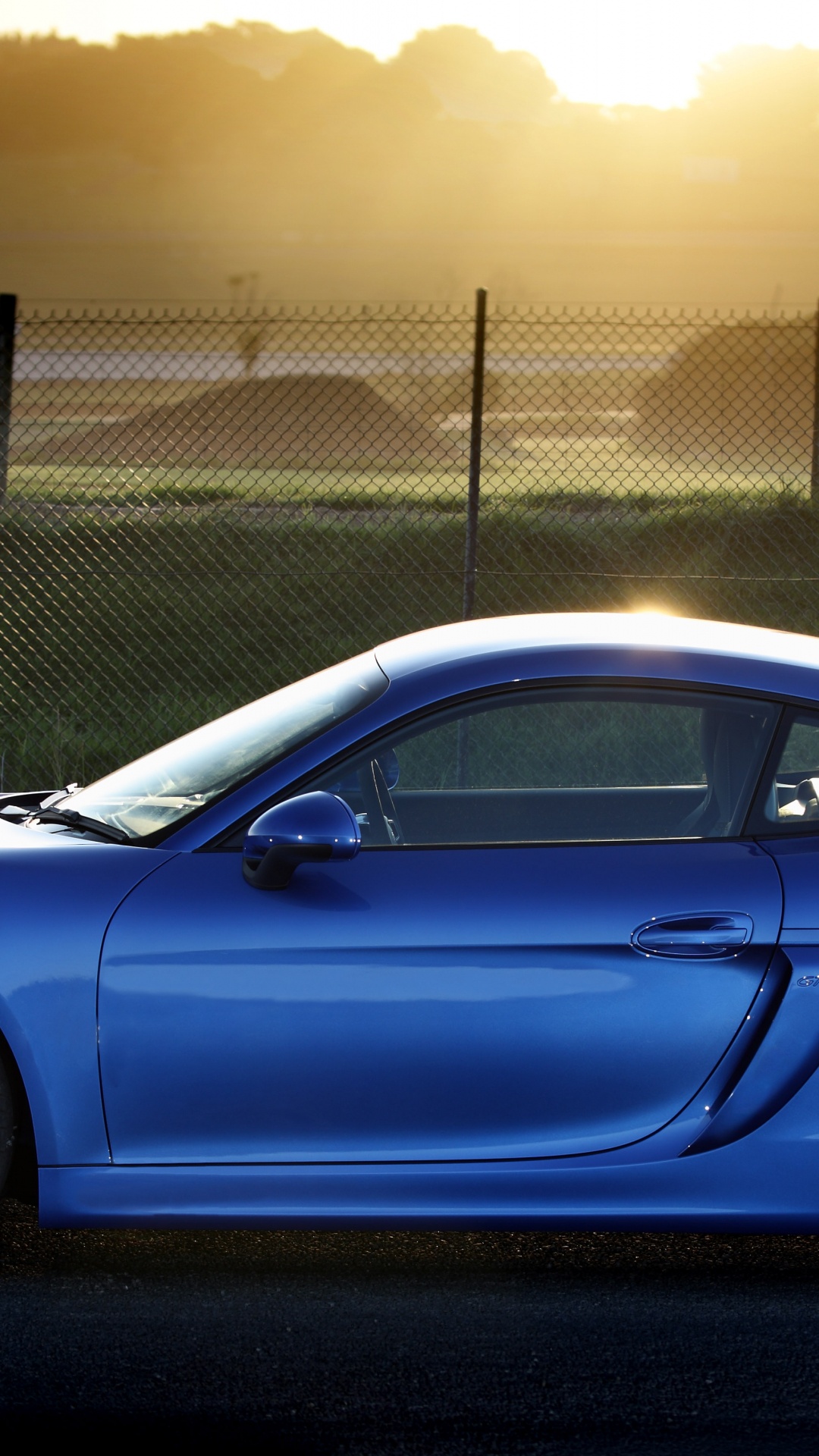 Blauer Porsche 911 Tagsüber in Der Nähe Des Grauen Metallzauns Geparkt. Wallpaper in 1080x1920 Resolution