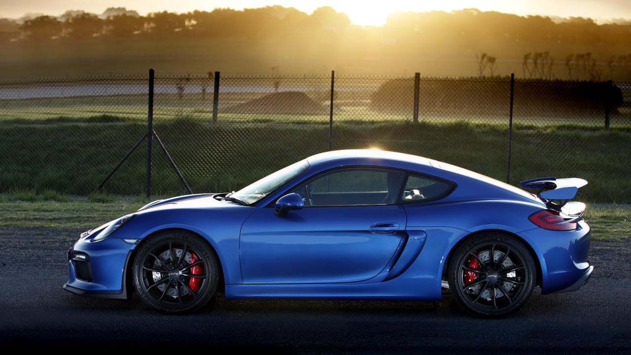 Blauer Porsche 911 Tagsüber in Der Nähe Des Grauen Metallzauns Geparkt. Wallpaper in 1280x720 Resolution