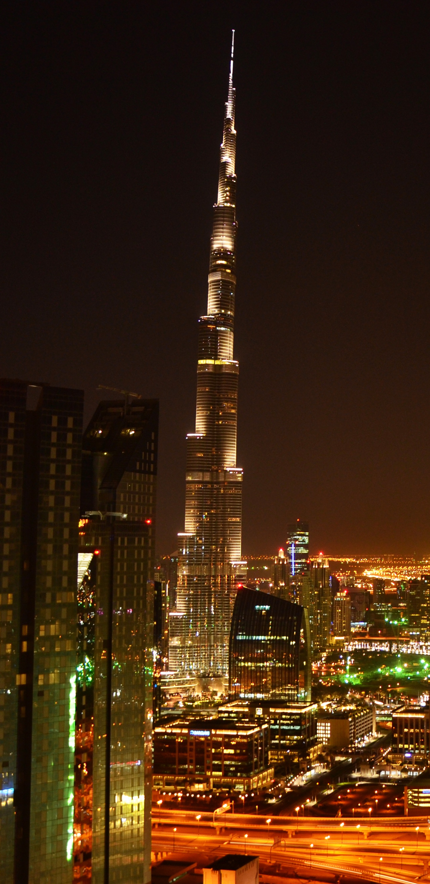 Horizon de la Ville Pendant la Nuit. Wallpaper in 1440x2960 Resolution