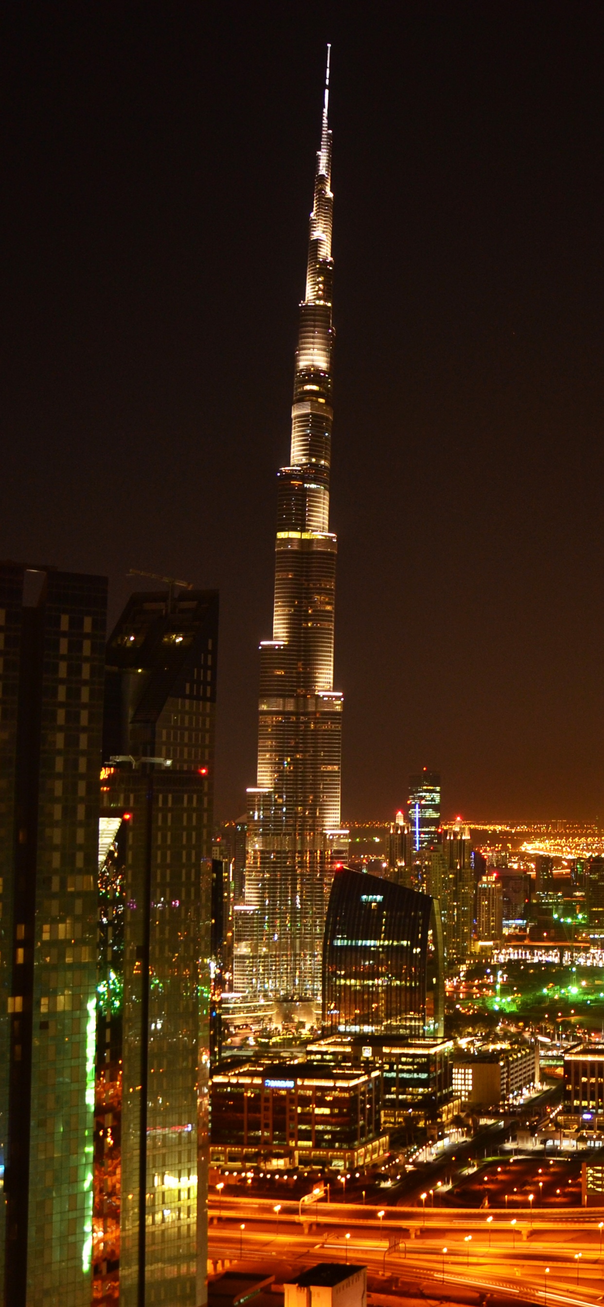 Skyline Der Stadt Bei Nacht Night. Wallpaper in 1242x2688 Resolution