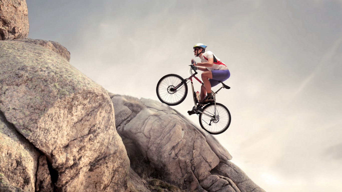 Mann im Grünen Hemd, Der Tagsüber Auf Einem Schwarzen Mountainbike Auf Einem Braunen Felsigen Berg Fährt. Wallpaper in 1366x768 Resolution