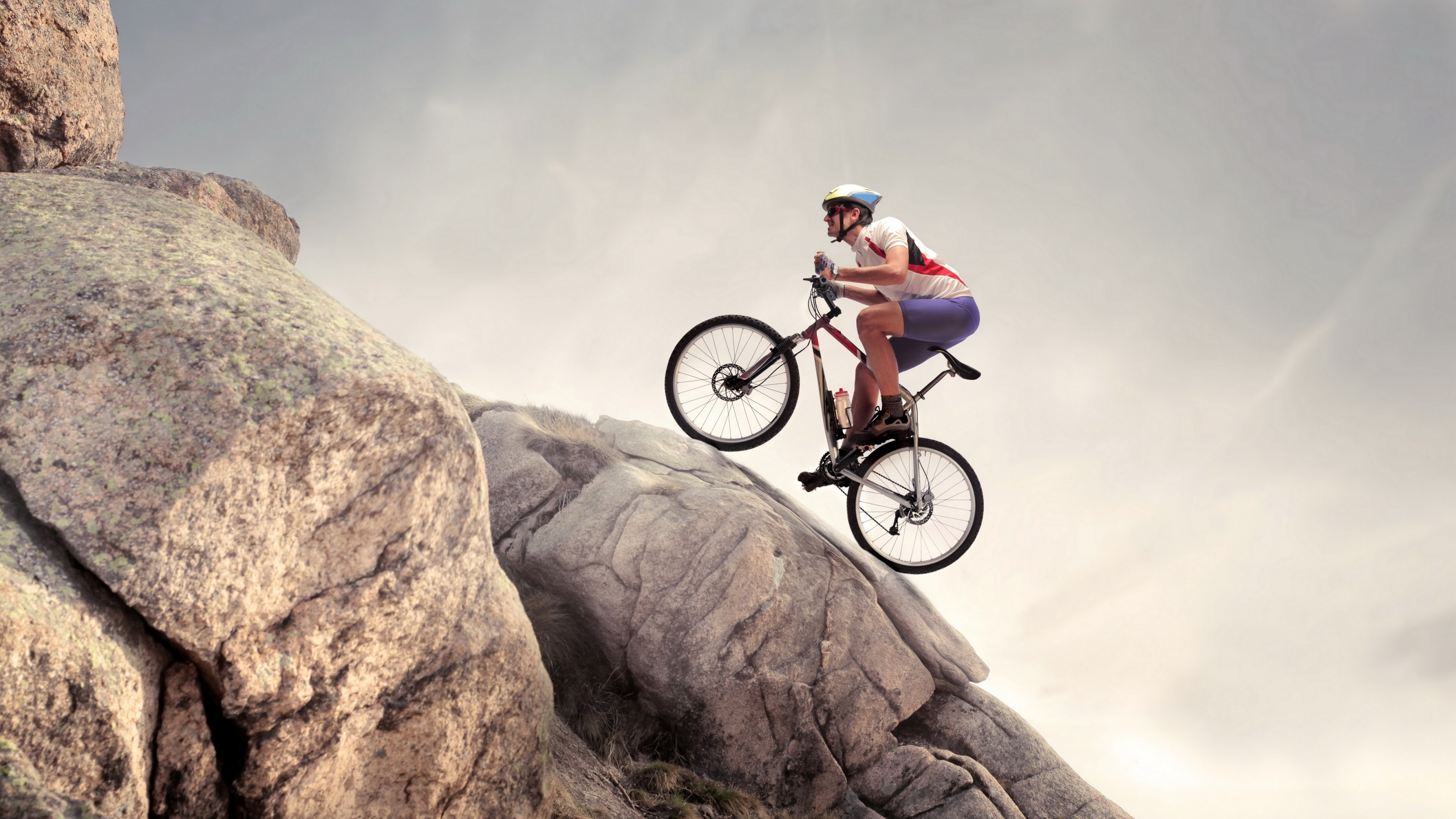 Mann im Grünen Hemd, Der Tagsüber Auf Einem Schwarzen Mountainbike Auf Einem Braunen Felsigen Berg Fährt. Wallpaper in 3840x2160 Resolution