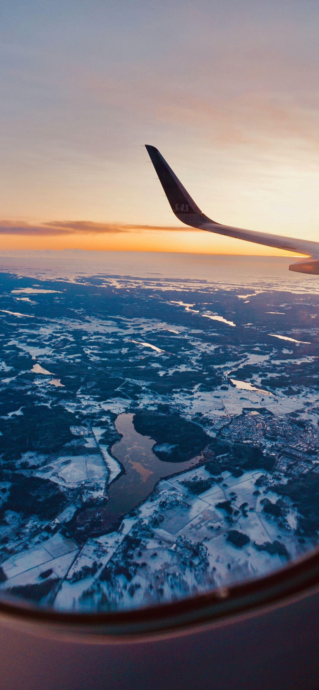 Aile D'avion Au-dessus Des Nuages Blancs Pendant la Journée. Wallpaper in 1242x2688 Resolution