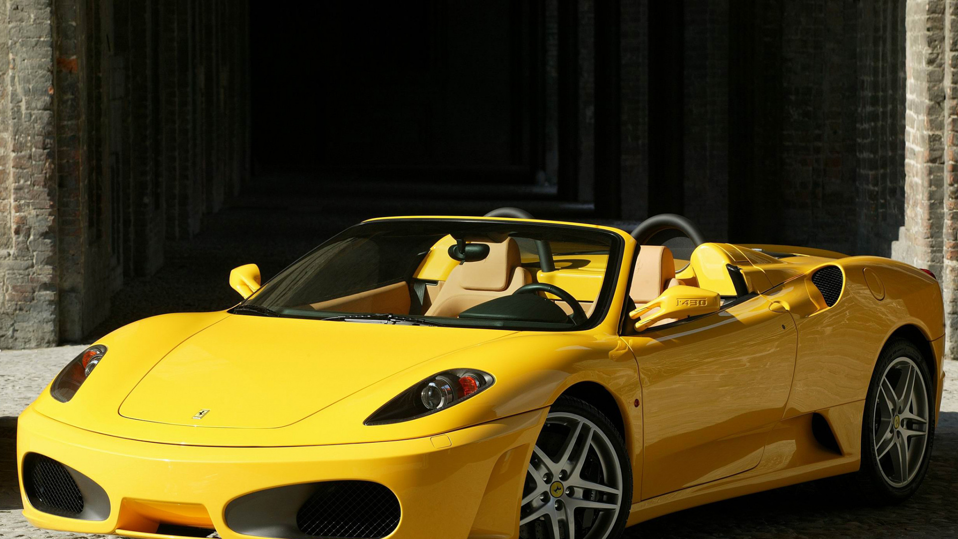 Gelber Ferrari 458 Italia in Der Nähe Von Schwarzem Gebäude Geparkt. Wallpaper in 1920x1080 Resolution