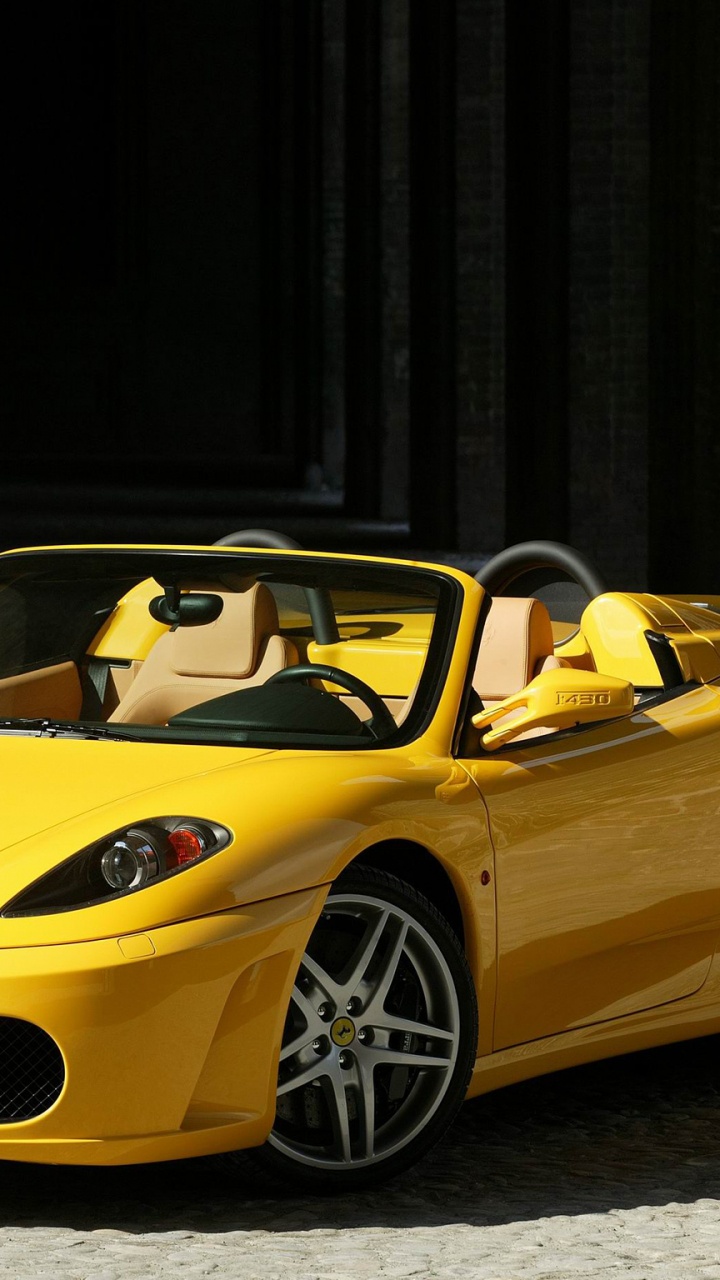 Gelber Ferrari 458 Italia in Der Nähe Von Schwarzem Gebäude Geparkt. Wallpaper in 720x1280 Resolution