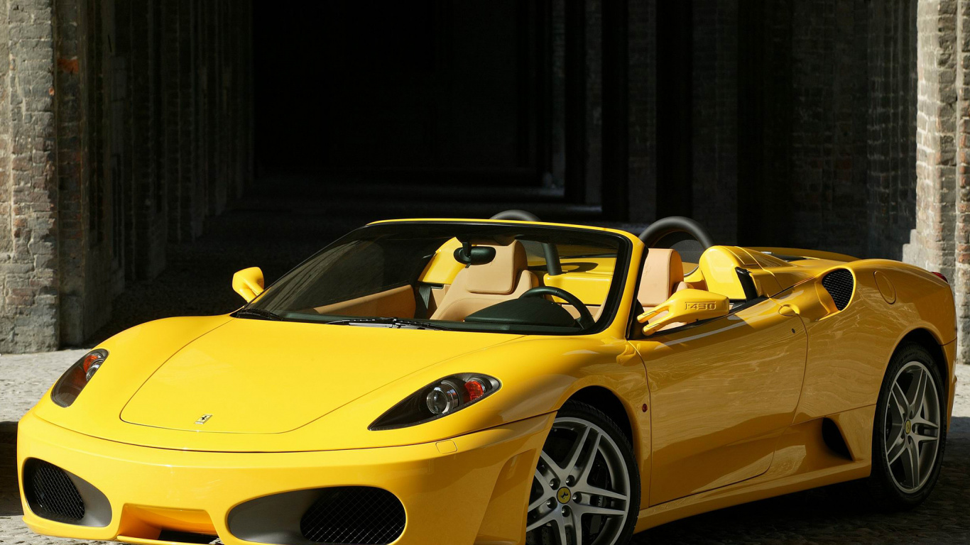 Ferrari 458 Italia Amarillo Estacionado Cerca Del Edificio Negro. Wallpaper in 1366x768 Resolution