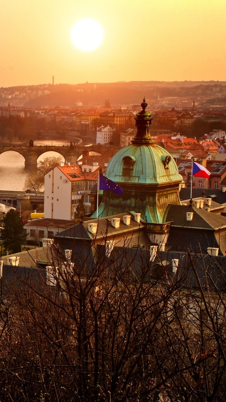 Braune Betonbrücke Über Den Fluss Bei Sonnenuntergang. Wallpaper in 720x1280 Resolution