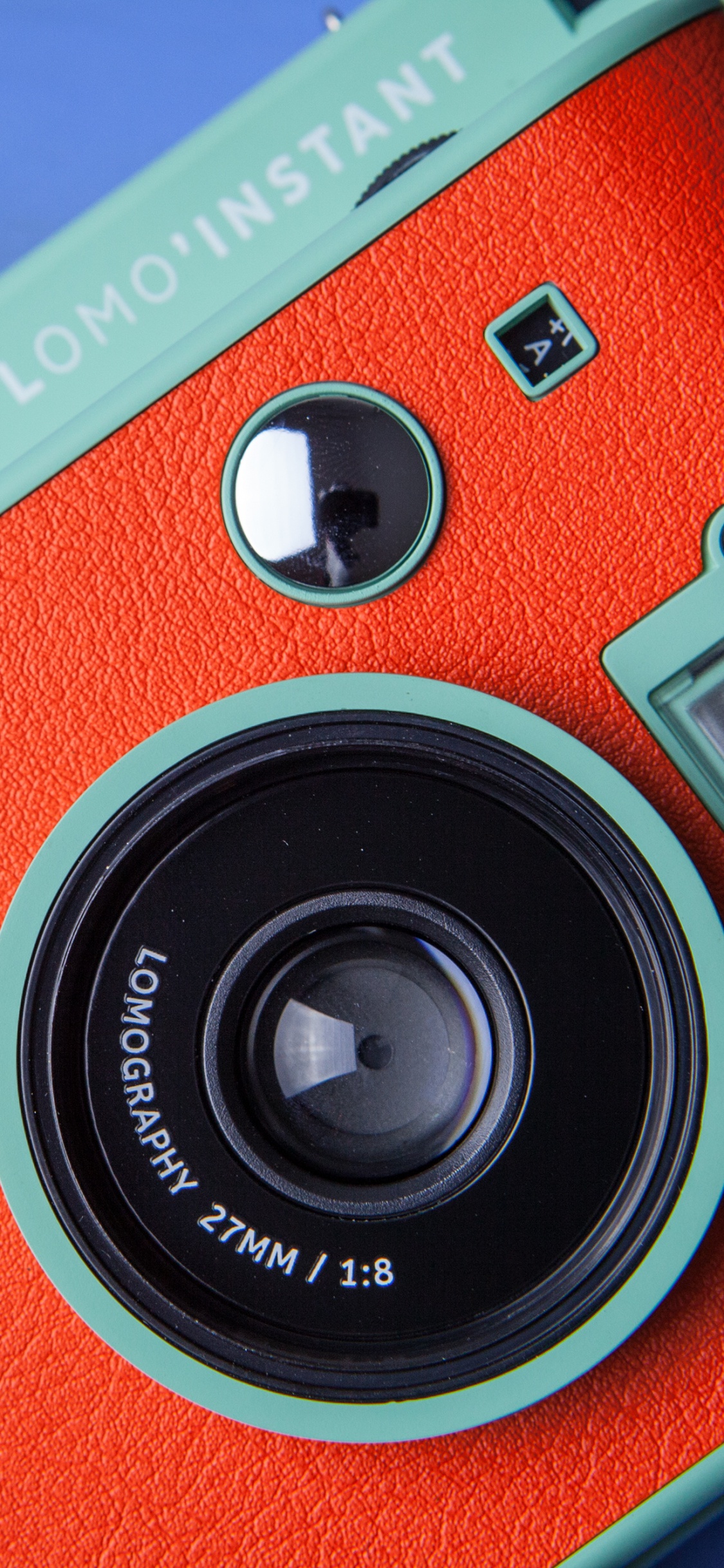 Cámara Roja y Plateada Sobre Mesa Blanca. Wallpaper in 1125x2436 Resolution