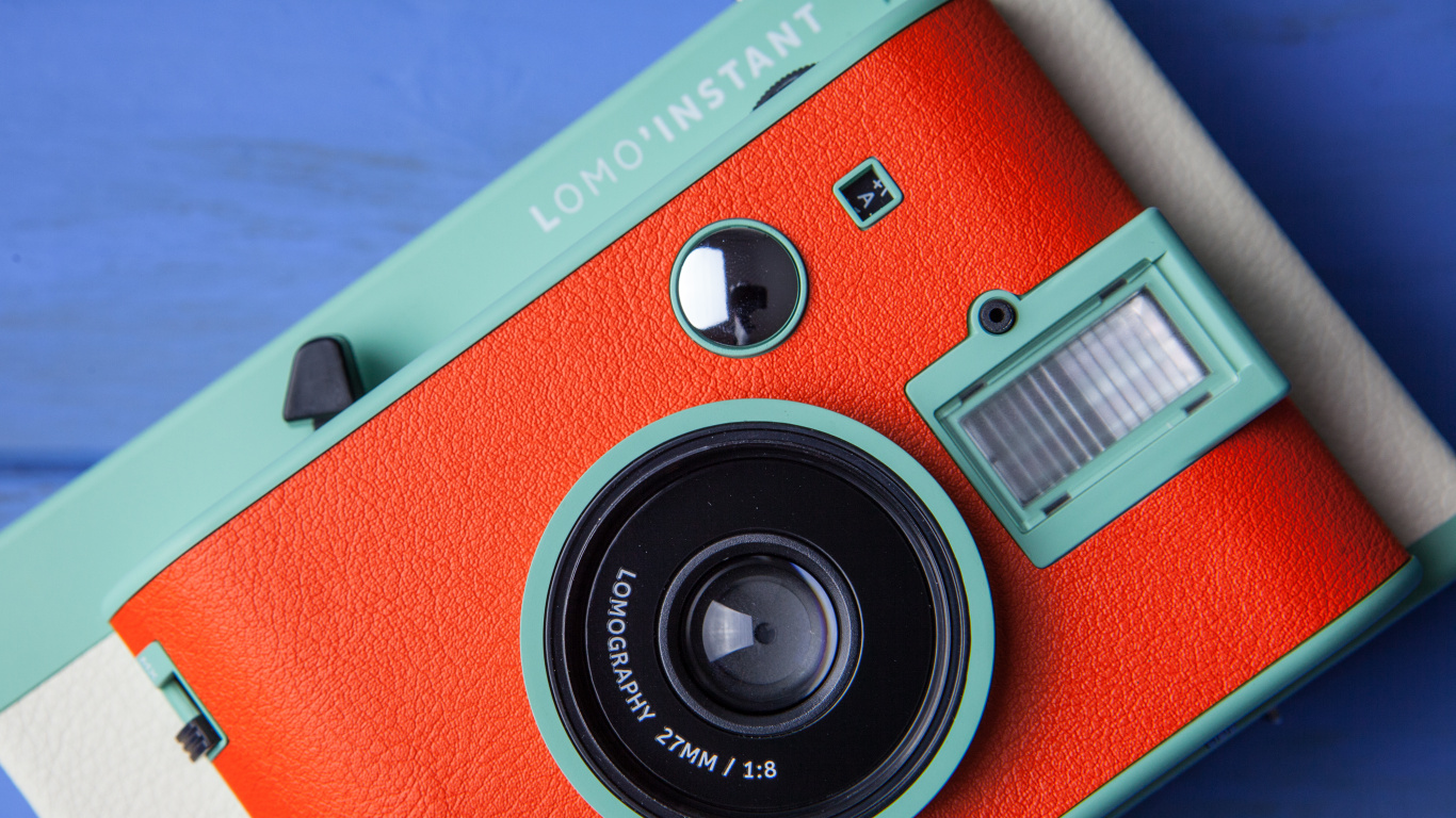 Appareil Photo Rouge et Argent Sur Tableau Blanc. Wallpaper in 1366x768 Resolution