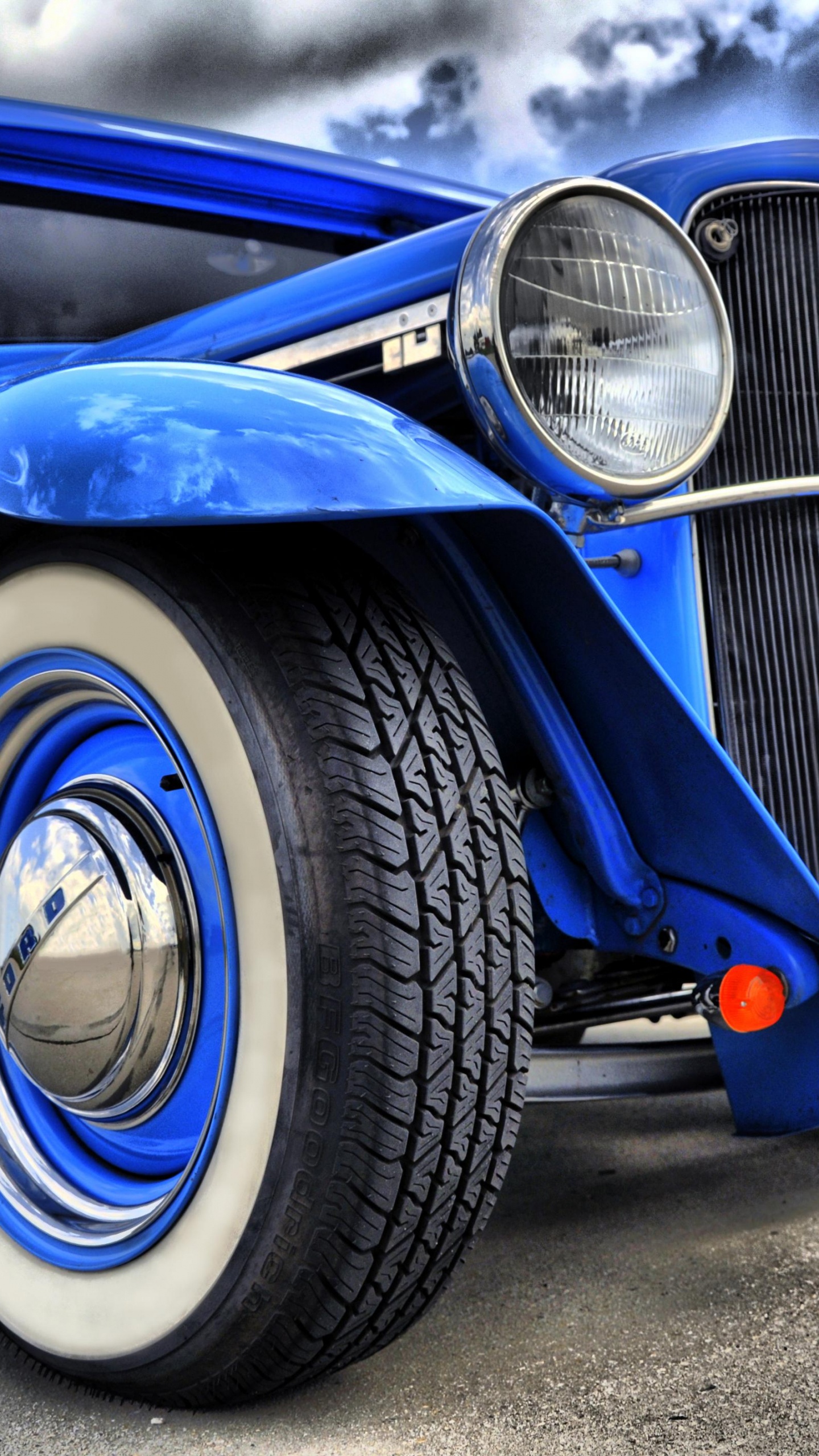 Blue and Silver Car on Gray Asphalt Road During Daytime. Wallpaper in 1440x2560 Resolution